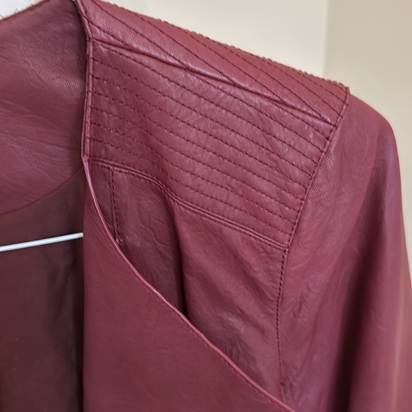 Ladies maroon collared zipper short leather jacket w/two pockets, sleeve zippers - Picture 7 of 11